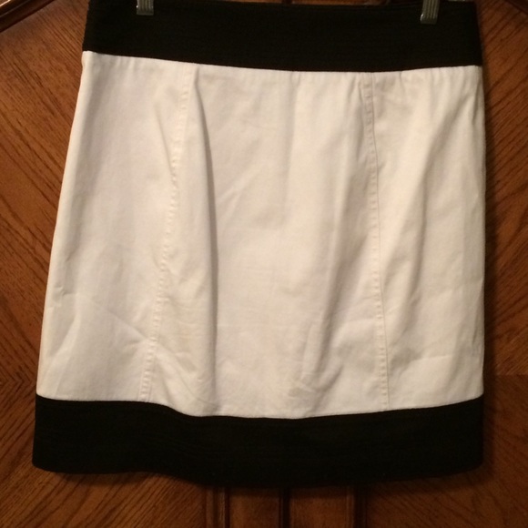 White|Black Size 6 Skirt - Picture 3 of 7